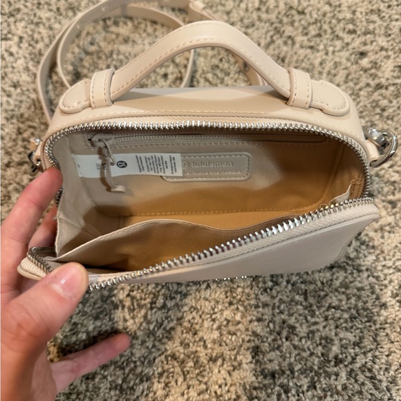 LIKE NEW lululemon Cashew Camera Crossbody Bag - Picture 6 of 9